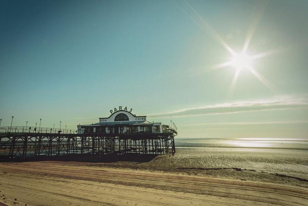 Sea View Sandy Toes And Salty Kisses Sleeps Upto 4 Apartment *