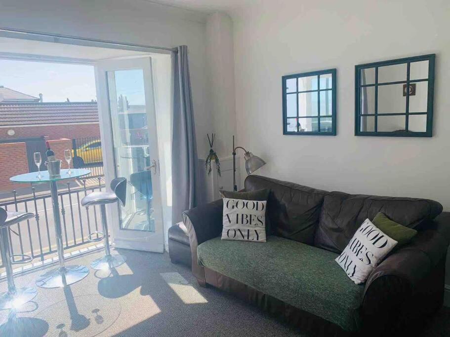 Sea View Sandy Toes And Salty Kisses Sleeps Upto 4 Apartment *
